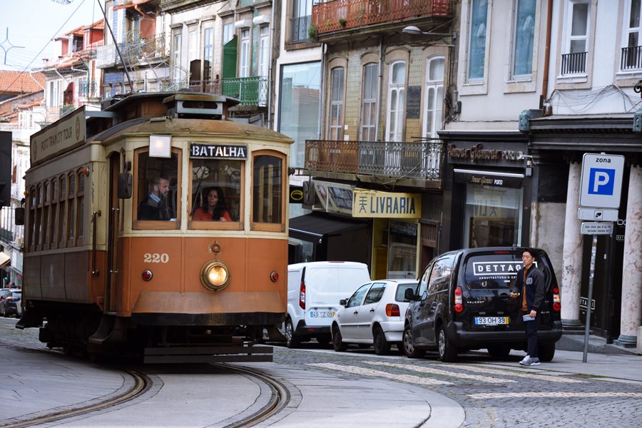 Visitar Oporto - Tranvía en la calle